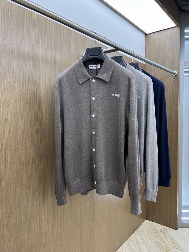 p350 Miu Miu 缪缪2025新款翻领长袖开衫简约上衣男女同款 经典翻领设计，利落大方，领口处的品牌标识，低调彰显身份。随意搭配，Gz 适配日常通勤。