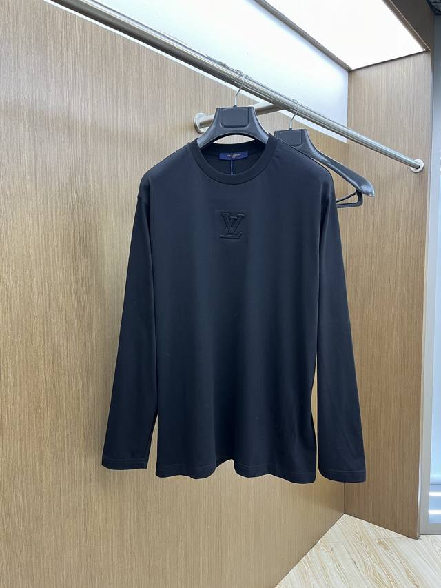 p210 Louis Vuitton /路易威登2025新款胸前凹凸压印字母Logo圆领长袖打底T恤男女同款 本款棉质长袖 T 恤以当季色调传递典雅韵味，成就日