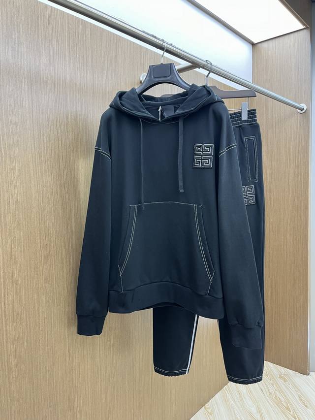 p300 Givenchy纪梵希2025新款套装男士徽标长袖连帽卫衣 本款4G连帽衫。进口A级棉质长袖连帽运动 衫，胸部饰有4G绒布贴，带凸起对比色 缝线，对比