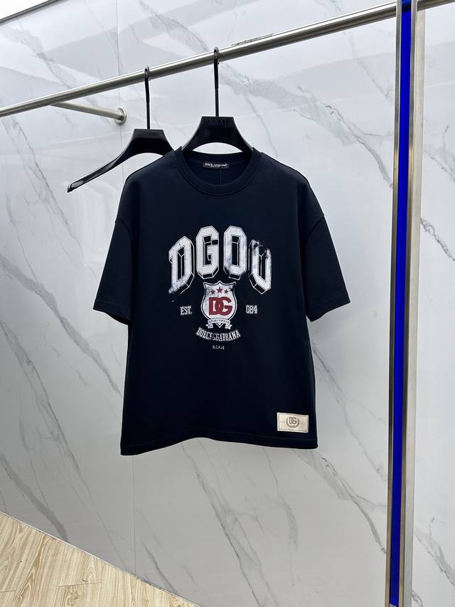 p220 Dg·杜嘉班纳 2025Fw春夏新品圆领打底外穿T恤，立体感Logo微廓形半袖，活性纯棉打底T恤，棉，手感面糯有骨感，柔而有韧性。工艺处理，韧性和抗皱