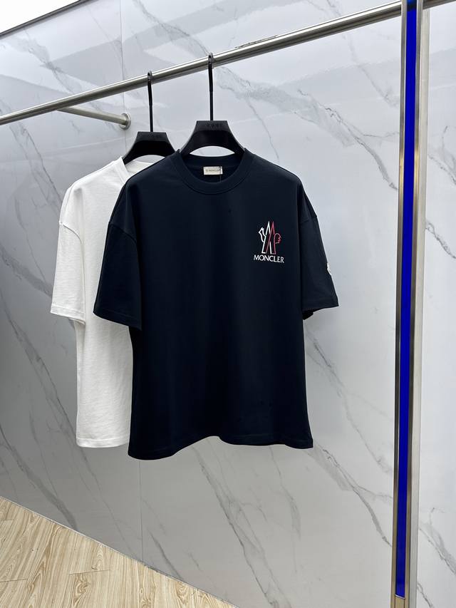 p220 Moncler·蒙口 2025Fw春夏新品圆领打底外穿T恤，立体感Logo微廓形半袖，活性纯棉打底T恤，棉，手感面糯有骨感，柔而有韧性。工艺处理，韧性