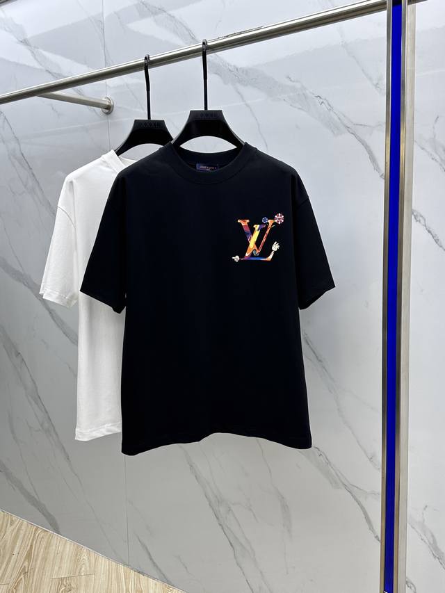 p180 Louis Vuitton·路易威登 2025Fw春夏新品圆领打底外穿T恤，立体感Logo常规半袖纯棉打底T恤，棉，手感面糯有骨感，柔而有韧性。工艺处