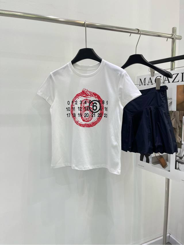 p140【Mm6蛇年日历印花短袖T】 ，面料：全棉 颜色：白色 新年限锭蛇年日历印花短Tee 这种走菁典路子的款真的就是百看不厌啊 圆领能够狠好展现颈脖线条 还