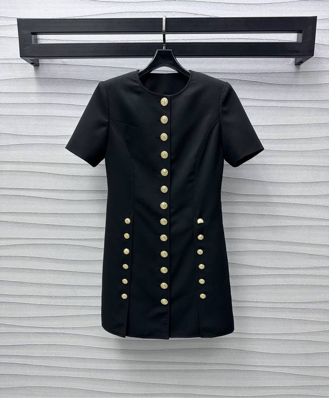 p390Louis Vuitto*2025新品上架 刻印圆扣连衣裙 定制Yb进口醋酸材质 挺括舒适有型 整体点缀多颗印刻金扣装饰 彰显品牌调性 复古时髦 饰以多