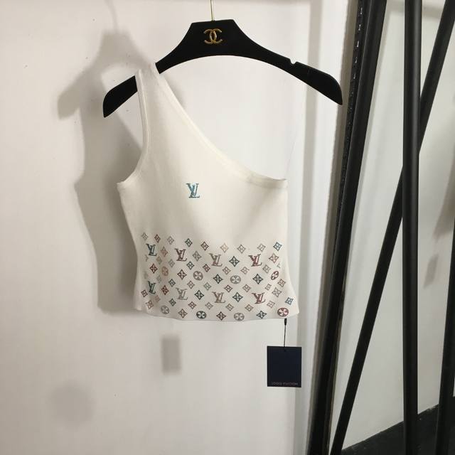 p130款号20251657 Lv*新款 烫钻Logo斜肩针织背心，白色，黄色，粉色，黑色，【均码；胸围64，长46】