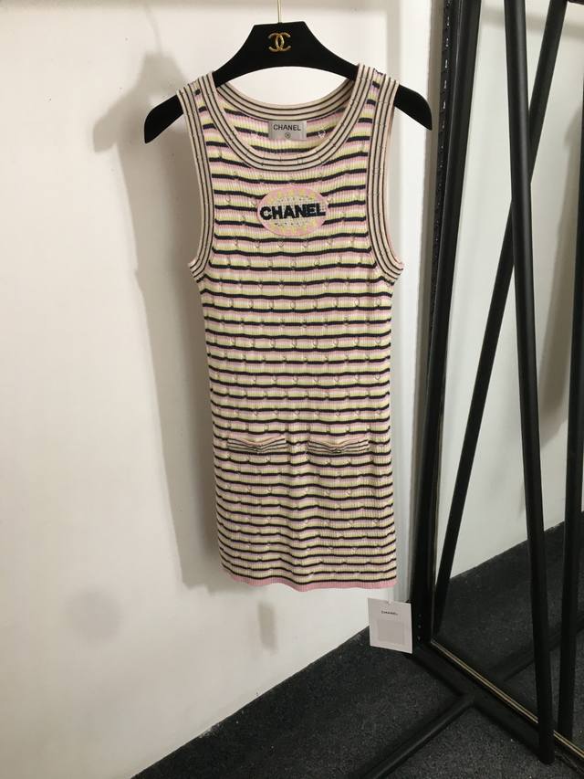 p140款号20251653 Chane*新款 小香Logo字母条纹镂空针织背心连衣裙，粉色，【均码；胸围68，长81】