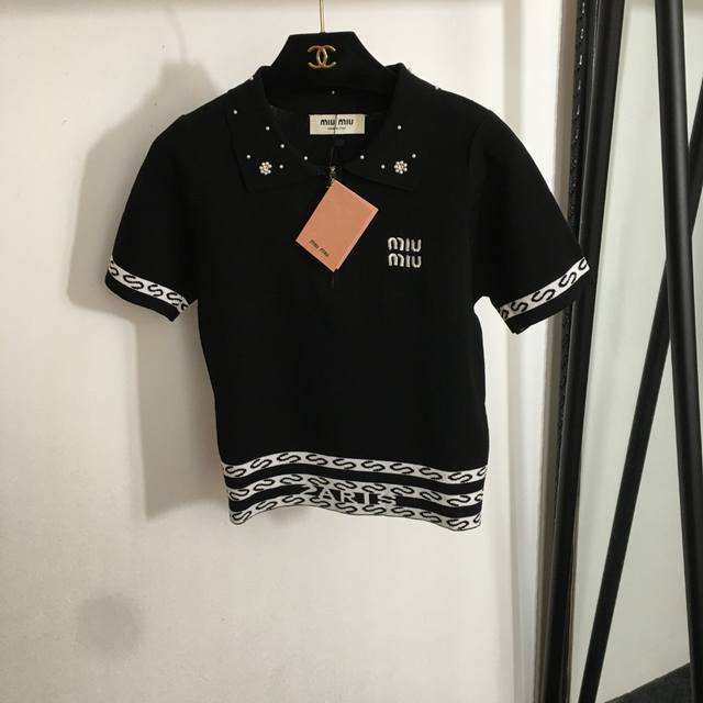 p260款号20251645 Miumi*新款 Logo刺绣珍珠翻领短袖针织衫 上衣，白色，黑色，粉色，36 38 40，【38码；胸围82，袖长20，衣长48