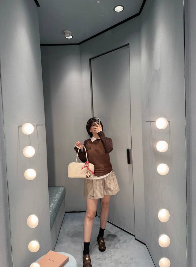 批210 Miumi* 25Ss春夏新款 微标Logo拼接长袖T恤丨独家Yb开发！高版出品！柔软舒适的针织面料呈现简约线条，点缀徽标贴饰，彰显经典风范与独特个性