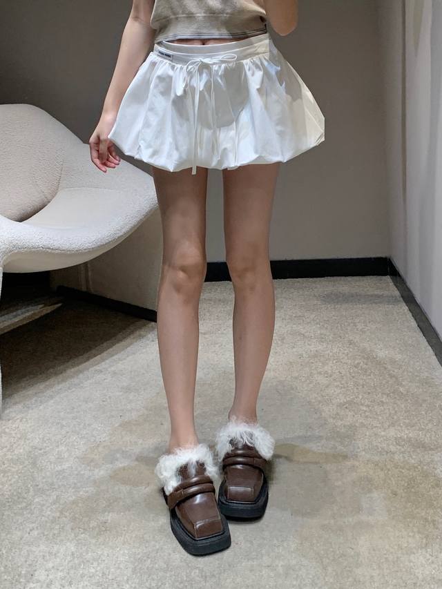 批310Miumi* 25Ss春夏新款 微标蓬蓬花苞半裙丨独家高版出品！少女感十足的花苞裙摆设计无比减龄 A字版型上身穿出完美腰身比！巨显腿细！冲击视觉效果一眼
