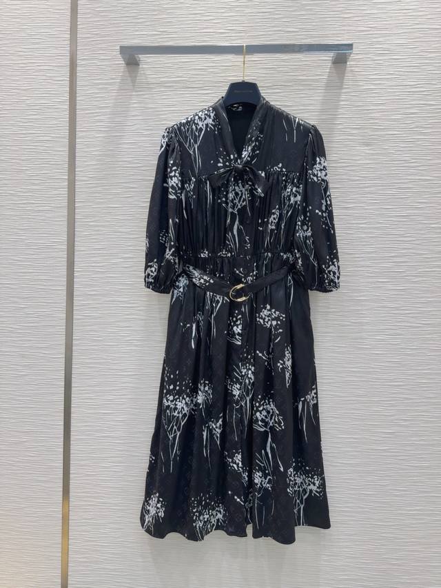 p390 Louis Vuitto* 2025Ss新款连衣裙 时髦低调气质又奢华高级！版型百搭不挑人，原版定制科技面料 做工品质看细节。白富美必入！强烈推荐。S