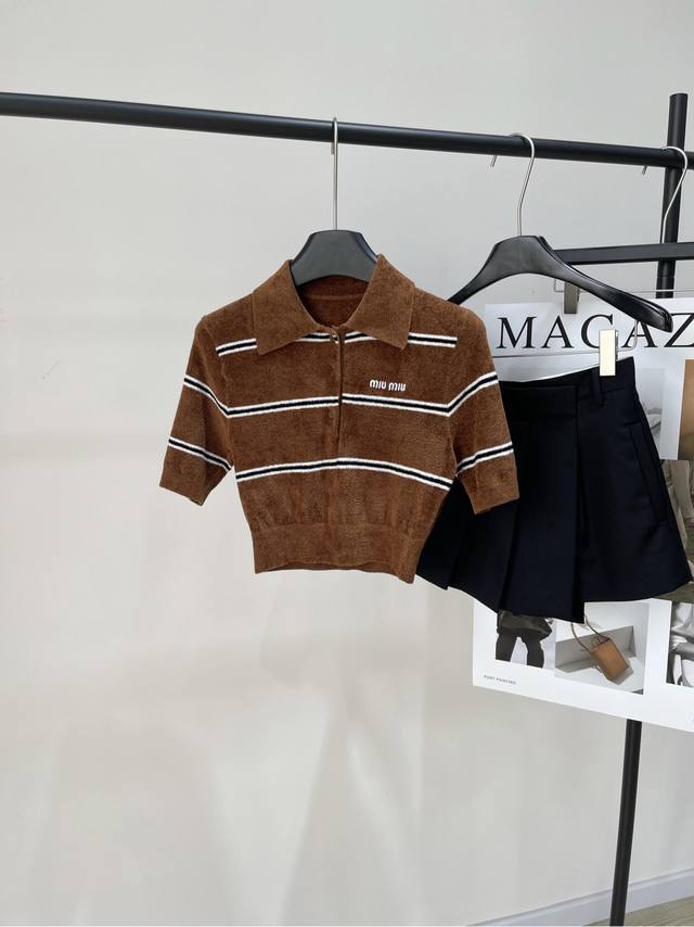 p280【M焦糖色条纹Polo短袖】 ，面料：雪尼尔毛巾面料 颜色：焦糖色 mi*系25春夏新品！ 条纹Polo上衣 定染色系毛巾雪尼尔纱线细腻柔软的手感超赞！