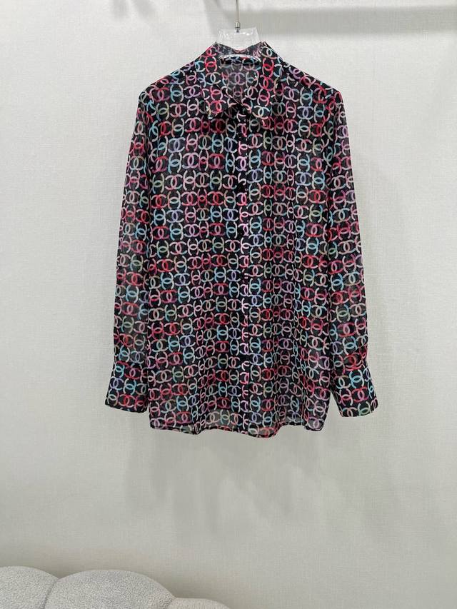 p290Chan*L 25新款衬衣 满幅彩色彩绘双C印花 面料柔软细腻，极简主义真的绝了，定制单排纽扣气质优雅的随性风， 完全不挑人 日常百搭又极具辨识度强烈推