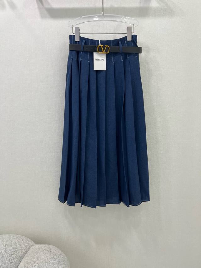 p220Valentin*25春夏新款超高级的混麻半裙，腰部褶皱很显腰身 搭配金属V Logo装饰腰带 上身超级遮肉显瘦 巨好搭配的一系列单品 简简单单 穿出清