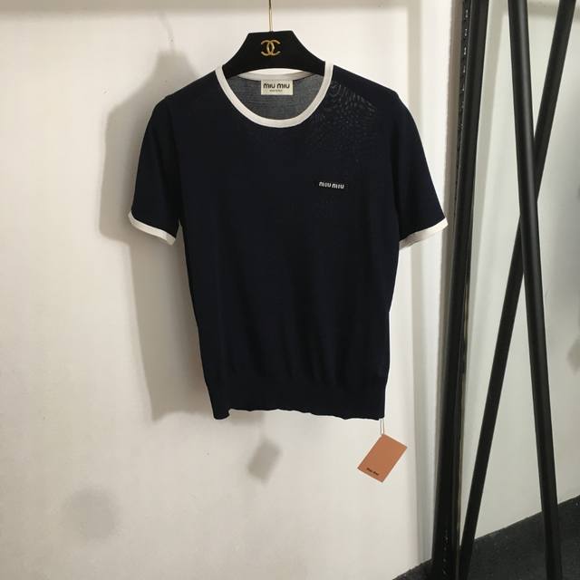 p200款号20251601 Miumi*新款 Logo皮标天丝短袖针织衫T恤，白色，黑色，Sml，【M码；肩宽36，胸围90，袖长20，衣长55】