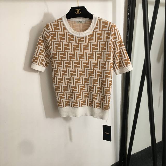 p130款号20251600 Fend*新款 老花F字母提花套头短袖针织衫，卡其色，蓝色，粉色，黄色，36 38 40，【38码；胸围80，袖长25，衣长55】