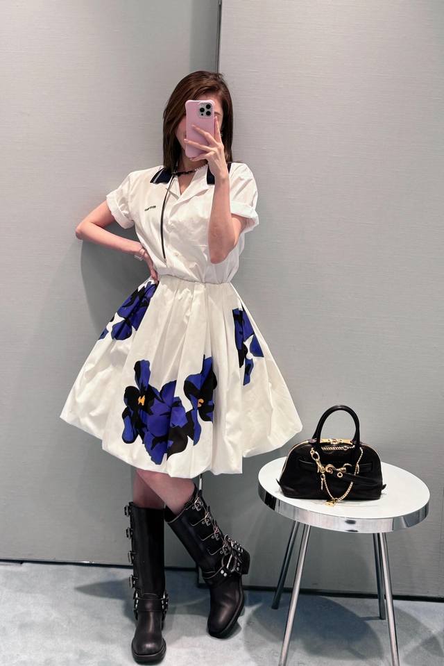 批390 Miumi* 25Ss早春新款 字母徽标贴布花朵印花半身裙丨独家高版本出品！原版定制纯棉印花面料，多层褶皱工艺整件半裙厚重挺拔，上身立体感十足，走在街