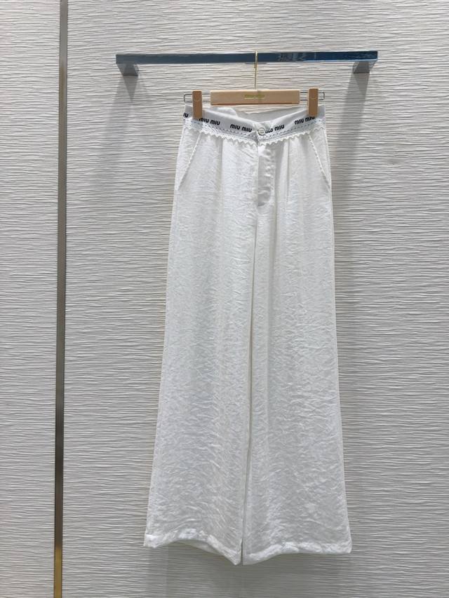 p290 Miu Mi* 2025Ss新款长裤 不挑剔身形要求 上身板板正正特别赞！搭配的风格也很通吃 精致高级定制 富有肌理感的面料质感超赞 复古优雅 上身酷
