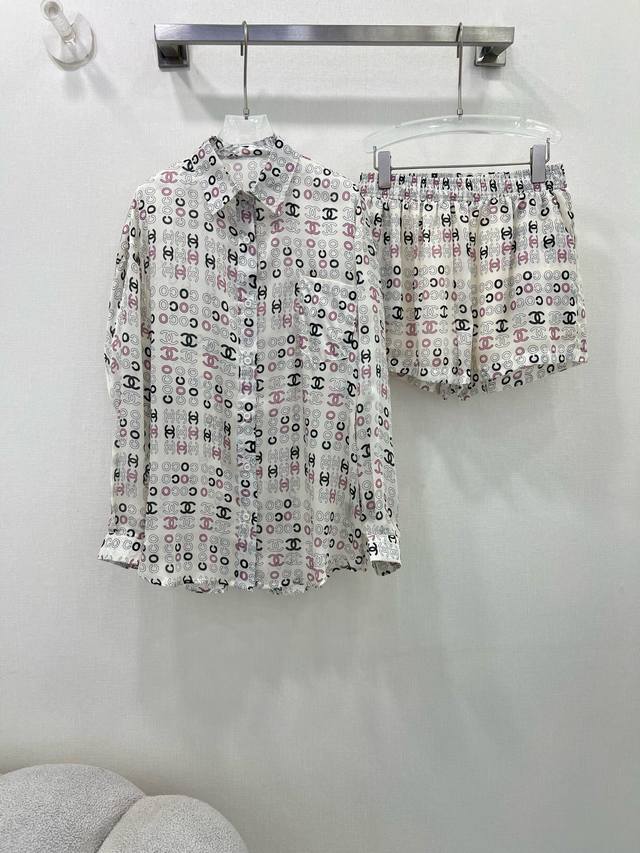p300Chan*L 25春夏新款防嗮套装！ 非常好看的颜色 双C字母Logo印花图案 夏日氛围感拉满 30D面料透气又不闷热 高完全不挑人 颜色高级 光泽度好