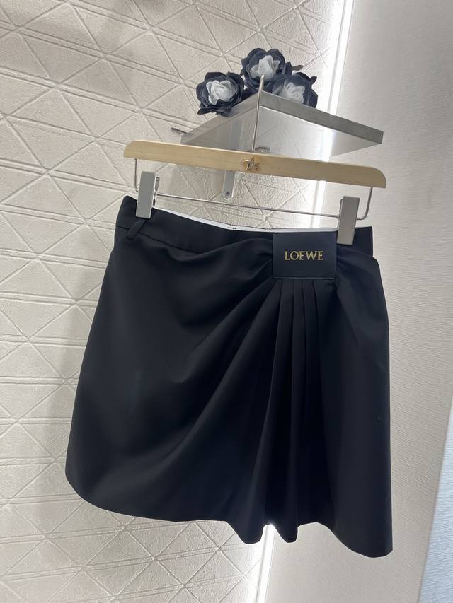 p290Loew*2025新品上架 皮标褶皱时髦半裙 定制Yb进口西服材质 质感细腻 透气舒适 高街感黑棕两色 单侧捏褶形成斜分走向 以品牌皮标点缀腰间 设计感