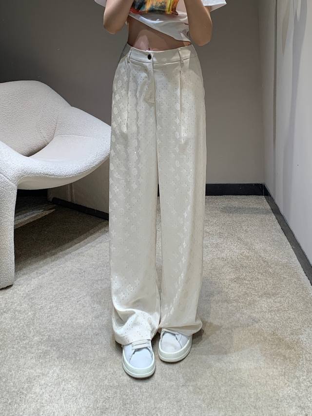 批260 Louis Vuitto* 24Fw秋冬新款 提花图案烫钻休闲长裤丨独家高版出品！这条裤子真的绝了 颜色好耐看又高级 就是显瘦又显腿长 气质绝对开挂
