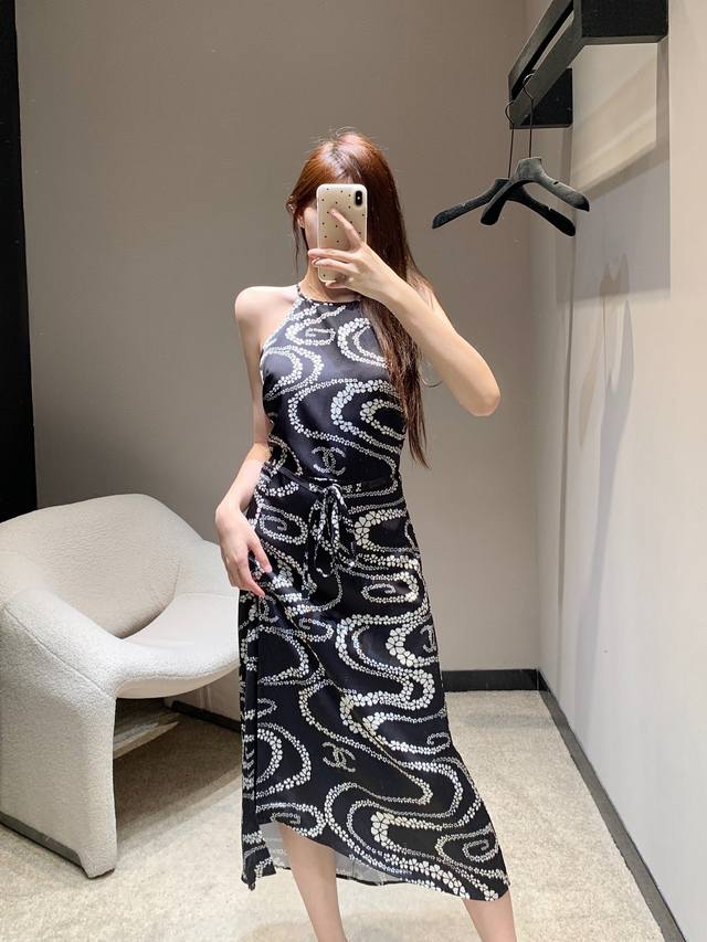 批350 Chane* 25Ss春夏新款 花朵印花无袖连衣裙丨独家高版出品！不仅一眼心动 上身也是敲惊艳 度假氛围感拉满了～细节满分 无论什么身材都可轻松驾驭