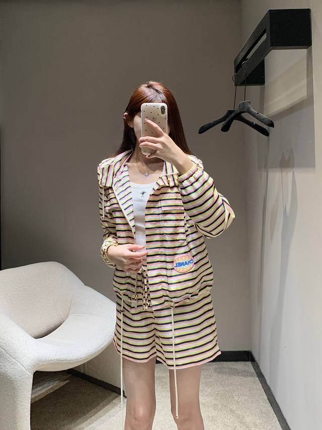 批520 Chane* 25Ss春夏新款 微章条纹连帽外套+短裤套装丨独家高版出品！通体四色条纹交错 点缀双C徽标 低调彰显奢华 格调更显年轻活泼 上衣下摆弹力
