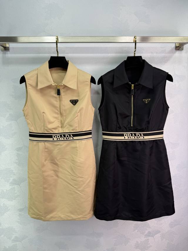 prad*2025新品上架 翻领无袖连衣裙 定制Yb进口环保再生尼龙材质 质感光泽 挺括有型 翻领无袖连衣裙剪裁 成衣大体素色利用剪裁和细节提升精致度 前襟半开