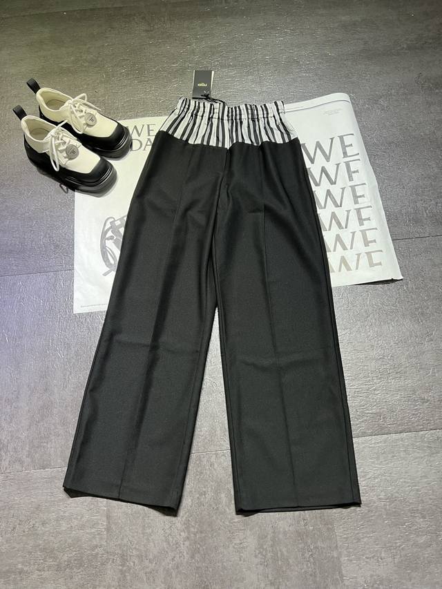 210Fendi* 女士长裤黑色羊毛长裤出货，拼接面料，对条剪裁，柜子同系列衬衣咱家也有哟，上身超级无敌好看，神级别裤子，太好穿啦趴，原版自留啦，大货也是，现货