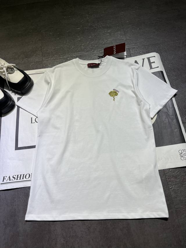 190 Gucc* 25Ss春夏新款 字母花朵刺绣圆领短袖T恤丨独家高版本出品！花朵刺绣工艺设计，彰显品牌魅力，简约又不失高级感 轻轻松松就能让你颜值开挂独特且