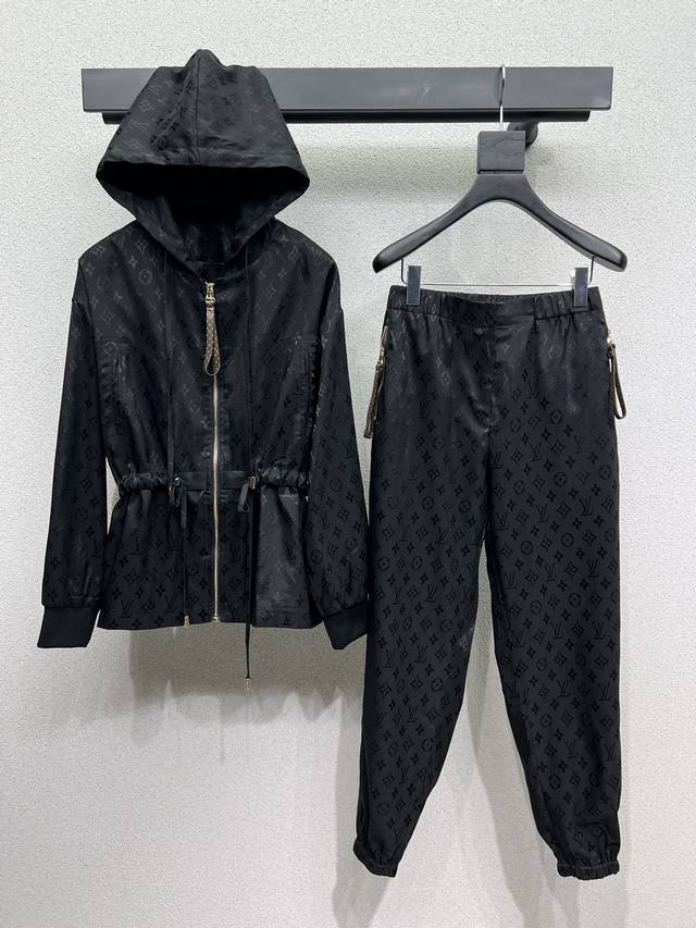 l家经典提花连帽外套+长裤套装 定制进口密度Monograw提花面料 特殊材质有肌理感 每个小细节都非常注重 恰到好处的高级感 立体剪裁 让成衣上身更为精致洋气