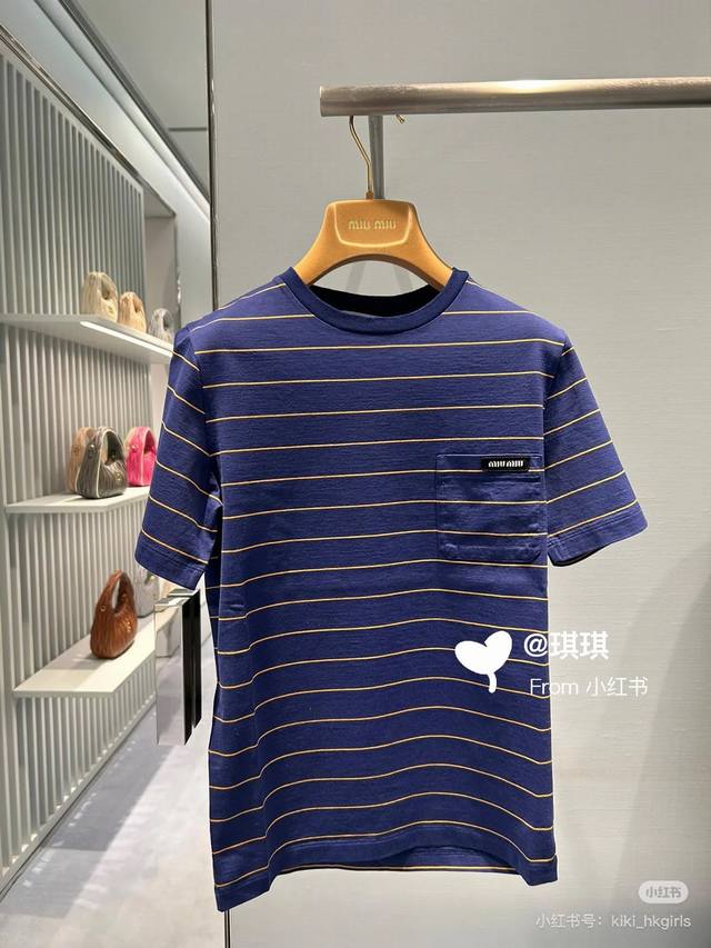 批200 Miu25Ss早春新款 简约百搭撞色条纹圆领短袖T恤丨原版开发 高版出品！经典条纹设计 永远不会过时恰到好处的衣长上身包容性超强 百搭版型绝绝子！颜色
