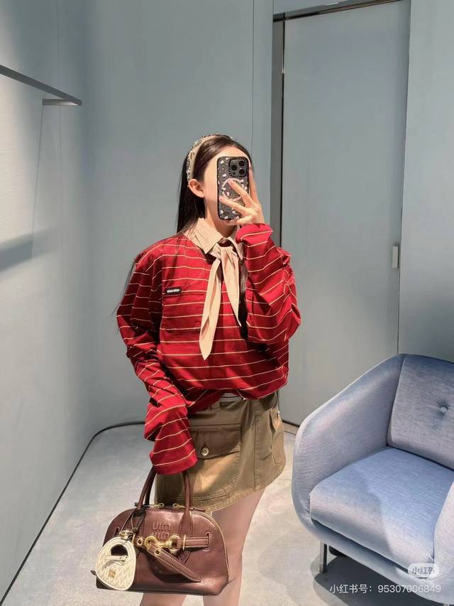 批220 Miu25Ss早春新款 红棕条纹长袖圆领T恤。原版开发！高版出品！采用平纹棉质面料制作 条纹图案细节 胸前饰有品牌标识贴布徽标 长款直筒版型 罗纹领口