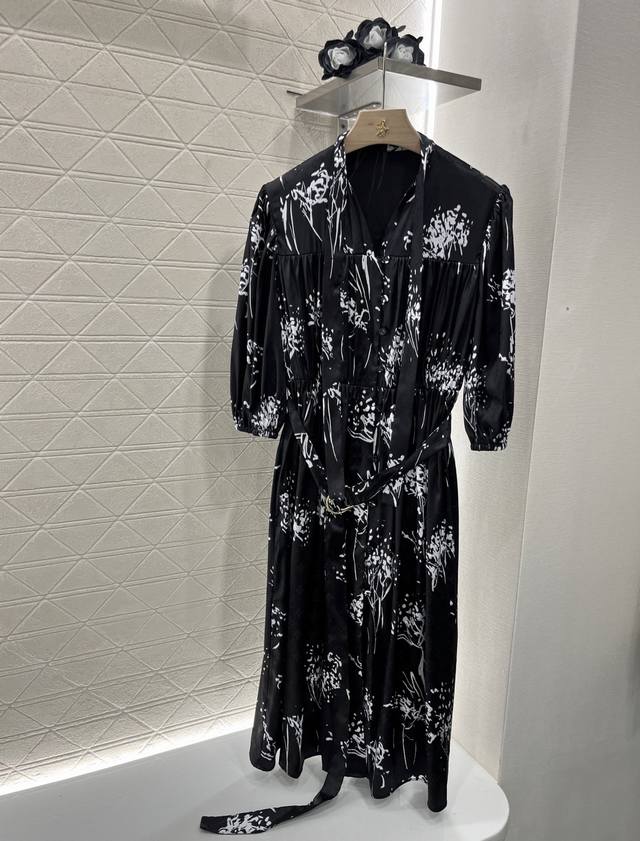 louis Vuitto*2025新品上架 印花腰带衬衫裙 定制Yb进口斜纹稠材质 透气舒适 质感十足 衬衫连衣裙剪裁 成衣领口飘带可松可系设计 通体以黑色打底