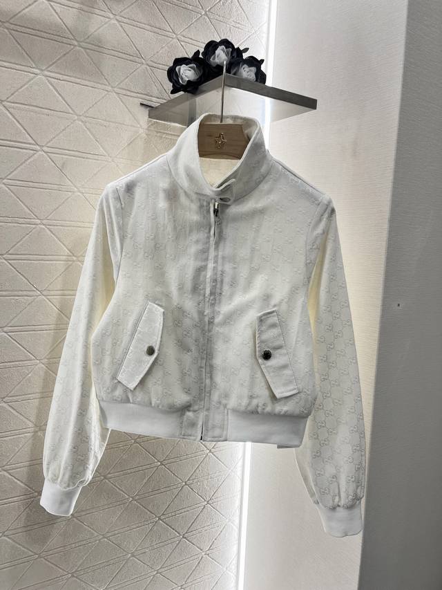 gucc*2025新品上架 提花夹克外套长裤套装 定制Yb进口提花材质 质感高级 品相十足 夹克外套版型 按扣拉链双调节轻松穿脱 拉链内侧经典红绿织带 细节质感