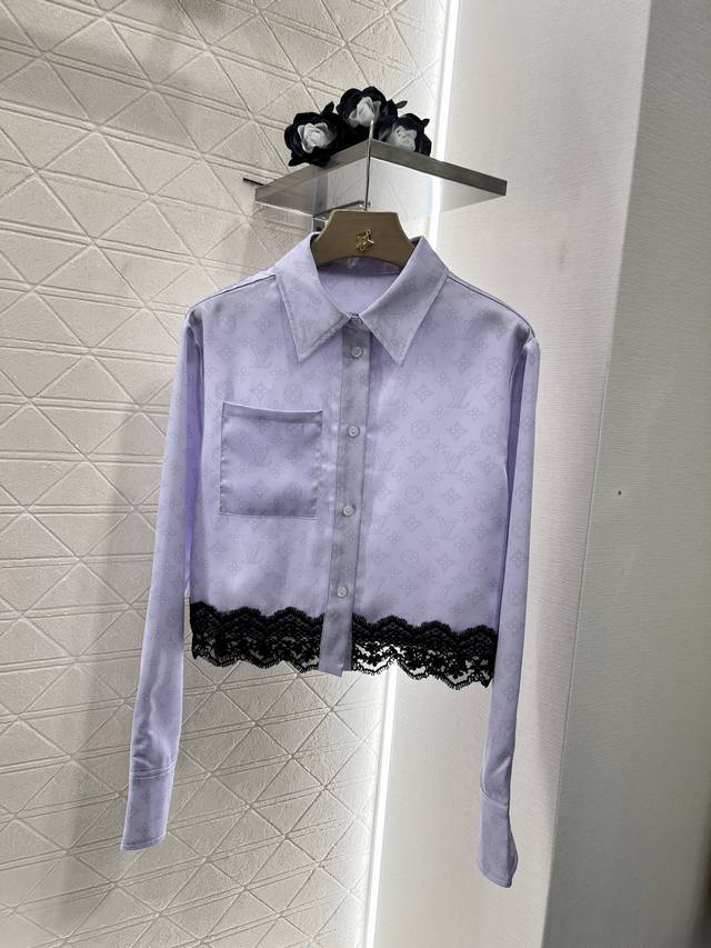 louis Vuitto*2025新品上架 蕾丝印花上衣长裤套装 定制Yb进口斜纹稠材质 亲肤舒适 飘逸垂顺 短款衬衫长裤套装 通体满印四叶草元素和字母图案 松