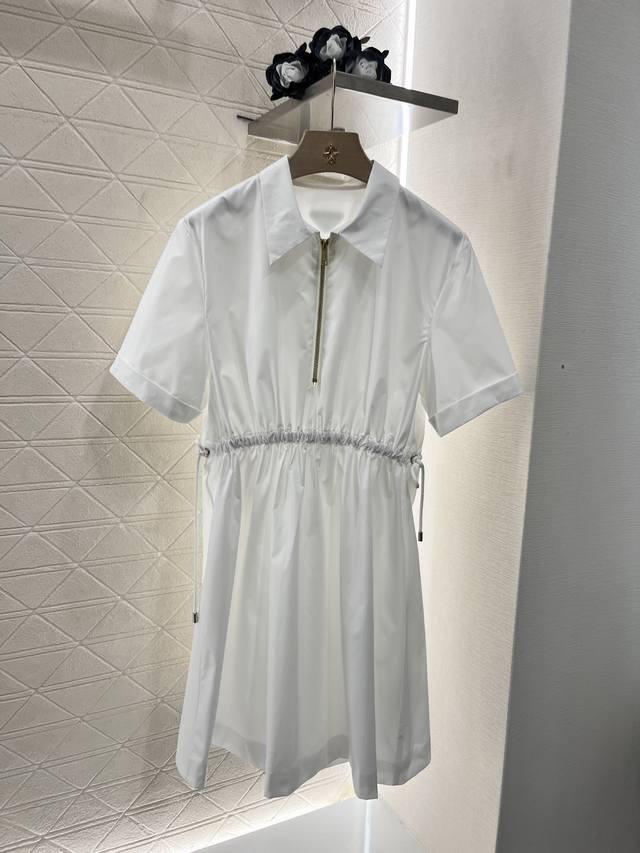 prad*2025新品上架 抽绳收腰连衣裙 定制Yb进口环保再生尼龙材质 质感光泽 挺括有型 短袖连衣裙版型 拉链开衩穿脱更方便 整体裁剪利落修身 腰间以抽绳调