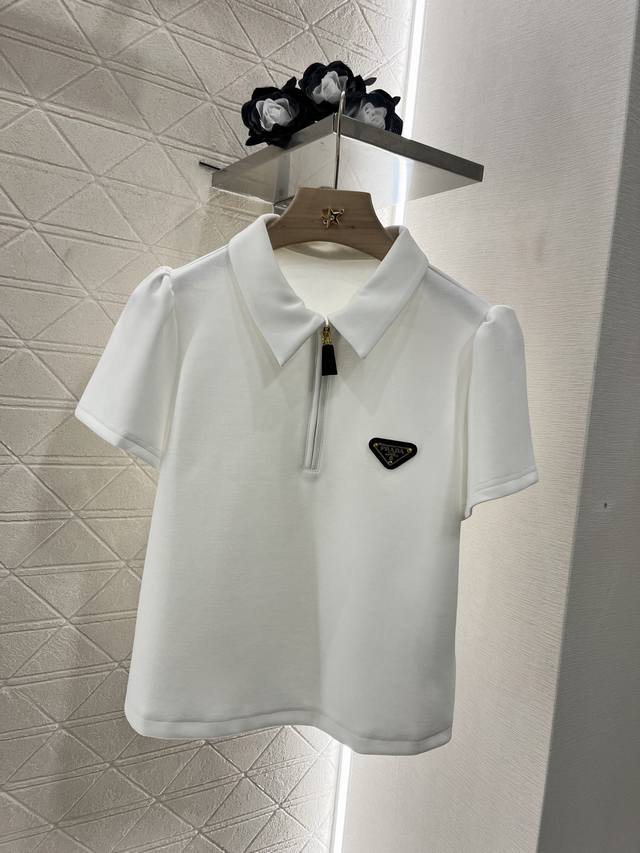prad*2025新品上架 翻领上衣抽绳短裙套装 定制Yb斜纹全棉材质 舒适软糯 穿搭洋气 翻领拉链上衣半身抽绳短裙套装 领口半开襟拉链处理 随意调节 成衣以褶