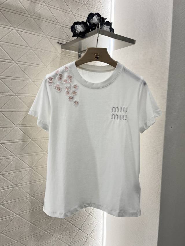 miumi*2025新品上架 重工花朵刺绣 定制Yb原生全棉材质 透气舒适 质感十足 宽松短袖T恤裁剪 凸显品牌格调 采用克重纯棉制成 略带有弹力 呈现显瘦视觉