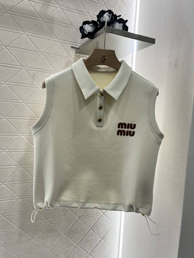 miumi*2025新品上架 翻领背心休闲短裤套装 定制Yb空气全棉材质 舒适软糯 穿搭洋气 翻领背心上衣休闲抽绳短裤套装 领口半开襟圆扣处理 随意调节 成衣以