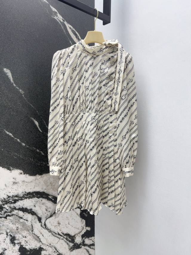 l家 25Ss———春夏新品神仙颜值链条印花连衣裙 宫廷风侧飘带领结上身减龄绝绝子 褶皱工艺经典收腰版型 两侧开叉设计 优雅时髦又高级的调调 立体裁版型百搭不挑