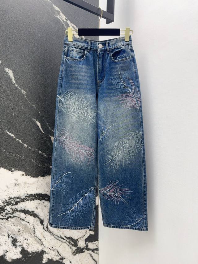c家 25Ss———春夏新品重工款羽毛烫钻牛仔裤 直筒版型真是太好穿了 定位烫钻彩色羽毛图案设计真的太好看了 复古做旧洗水蓝颜色非常好看 每年必出的经典直筒裤上