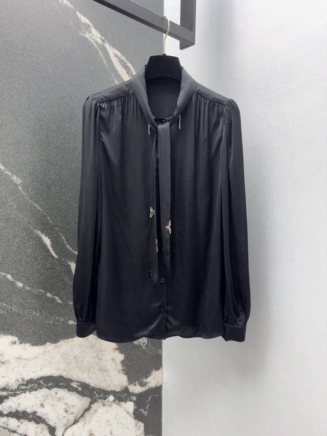 l家 25Ss———早春新品法式风绑带蝴蝶结设计衬衫 上身高级大气优雅 定制五金装饰复古有型特别好看 百分百人丝面料手感无敌了 简洁感设计实穿性很强 不管是日常