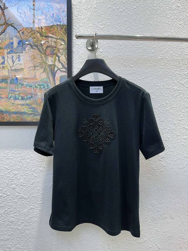 p170Cc小香家！高版本！胸口重工刺绣钉珠镂空双C字母Logo图案圆领短袖T恤！白色黑色！码数S/M/L，现货发！(M码胸围96衣长59)
