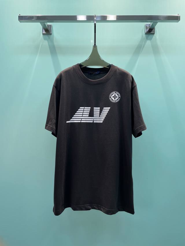 p160 25Lv字母印花棉质短袖 本款T恤依托水洗工艺营造瞩目做旧日效果，再以撞色标识印花诠释当季旅行主题。可轻松融入各式休闲造型，尽释浓郁复古风情。