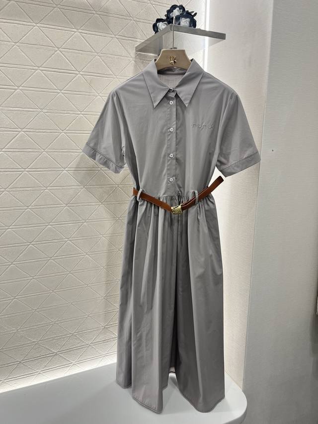 miumi*2025新品上架 花边腰带连衣裙 定制Yb斜纹全棉材质 质感舒适细腻 半开襟花边短袖连衣裙版型 裁剪利落修身 腰身立裁起到收腰效果 搭配皮带勾勒 更