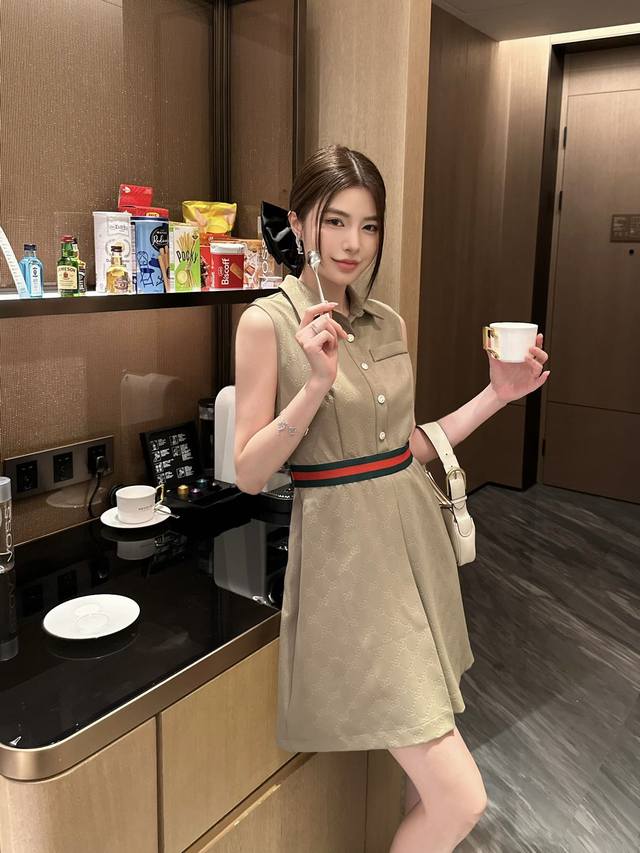 p180Gucc* 2025Ss新款压花背心裙 高级感满满 定制面料 剪裁上身版型贴合度极佳 不旦颜色美，质感也敲好！复古又时尚 经典大气 各种身材都可以驾驭