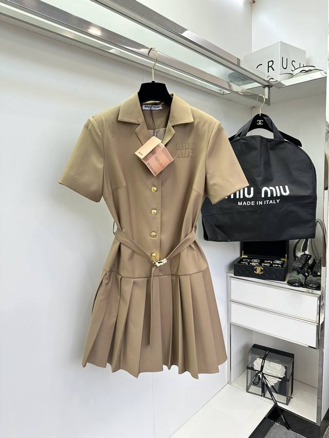 p480 ━━━━ ●Mi*Miu● ━━━━ 春夏新款 腰带短袖翻领连衣裙 进口西装材质 胸前字母徽标点缀 搭配半襟纽扣调节 压褶A字收腰版型 修身气质 时髦