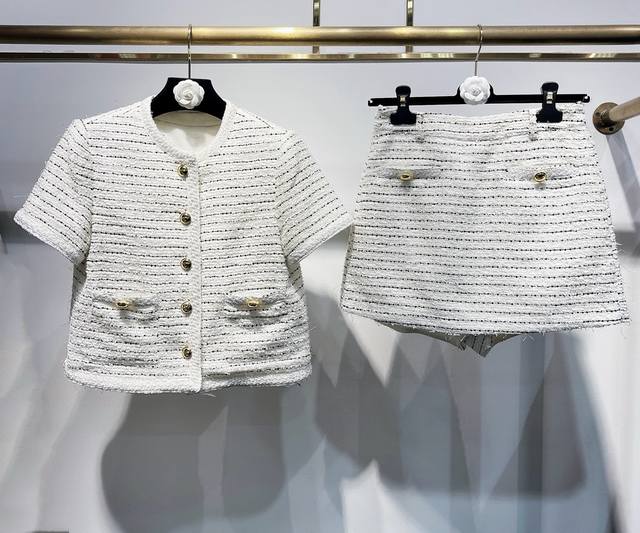 p510 上新——独家高定套装首发 25Ss Celin*独家爆款推荐小香风粗花呢编织绣亮片圆领外套半裙套装，黑白条纹演绎灵感小香衣橱，钩针白色织带包边的设计，