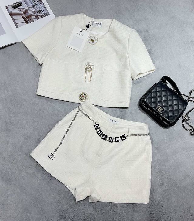 p480 上新——独家高定套装首发 25Ss Chane*新款本期重磅推荐小香风高级感气质大钻扣套装,运用了匠心工艺打造限量版视觉盛宴，简约廓形与靓丽出挑的高颜