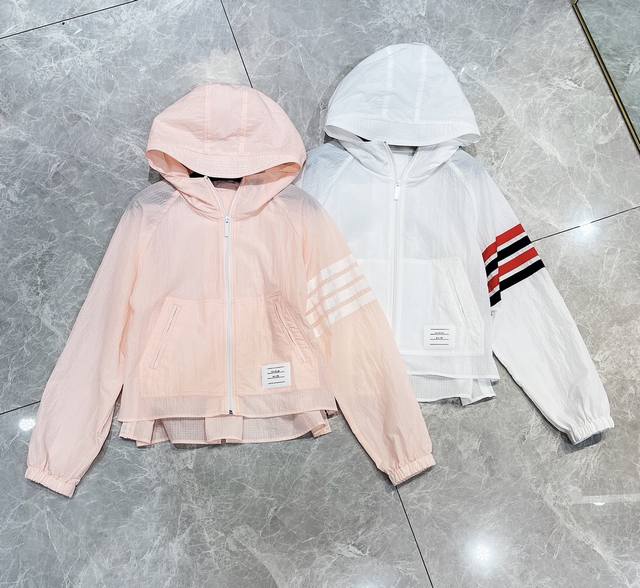 p390 上新——独家高定防晒外套首发 25Ss Thom Brown*独家爆款薄款戴帽防晒外套，时尚夏日 笑迎阳光 简约设计搭配定制轻薄舒适面料 较好的抗撕裂